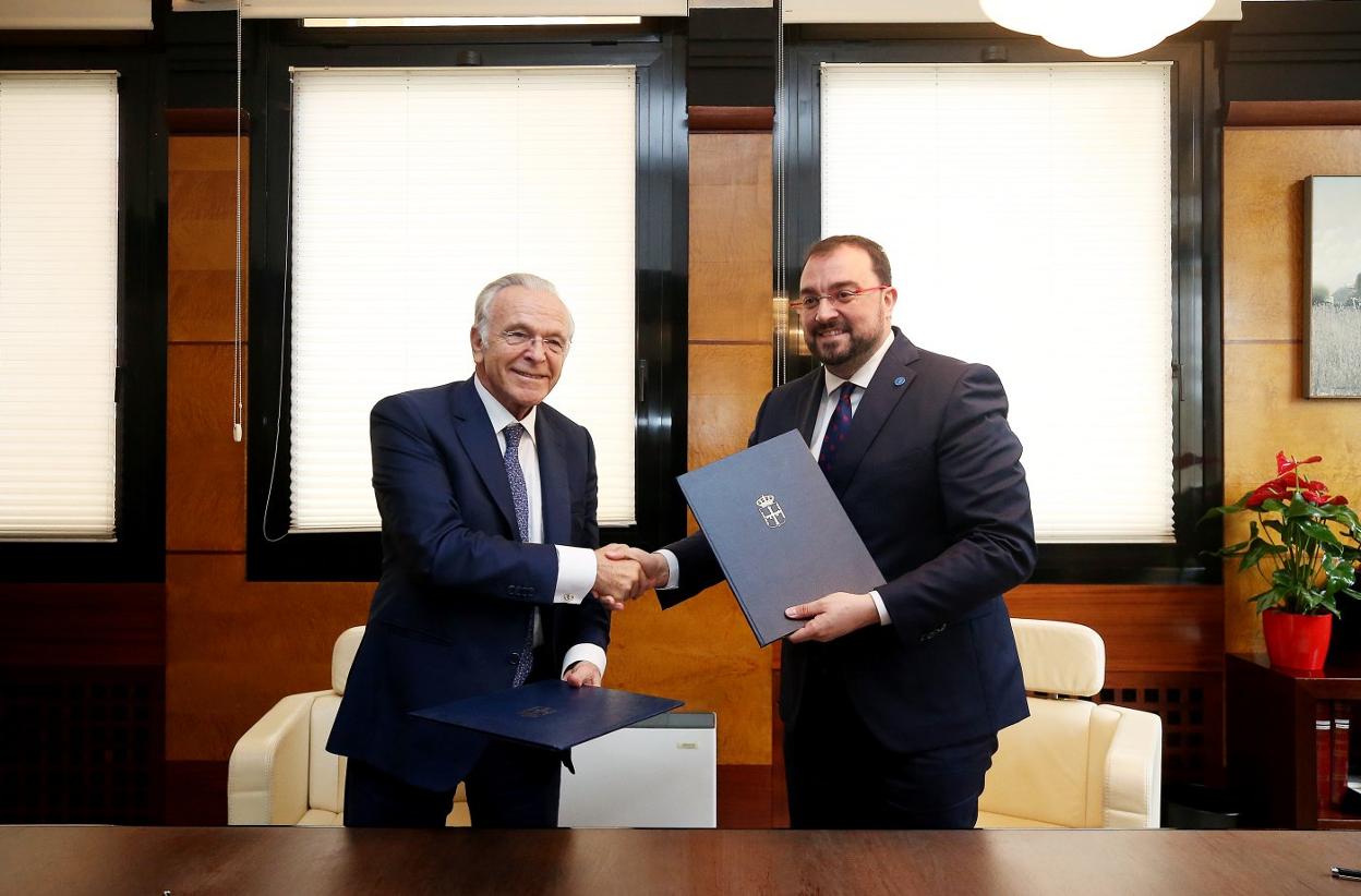 El presidente de la Fundación La Caixa, Isidro Fainé y el presidente del Principado, Adrián Barbón, sellan el acuerdo con un apretón de manos. 