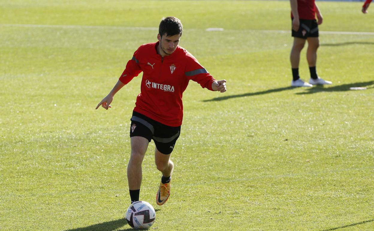 Guille Rosas en un entrenamiento del Sporting