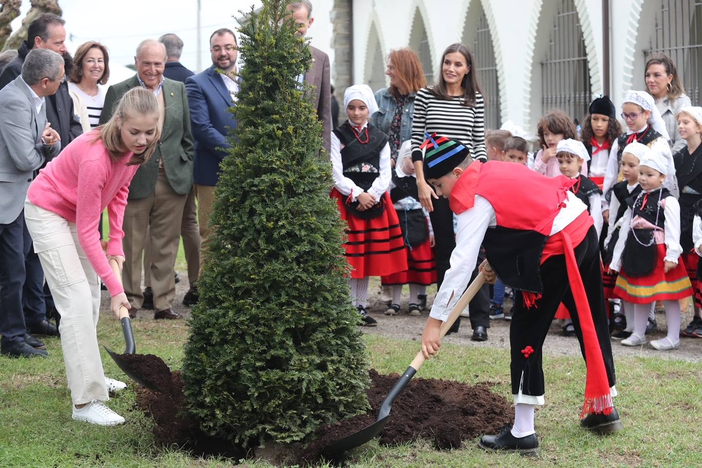 Fotos: Cadavedo, Pueblo Ejemplar y entregado en la visita de los Reyes