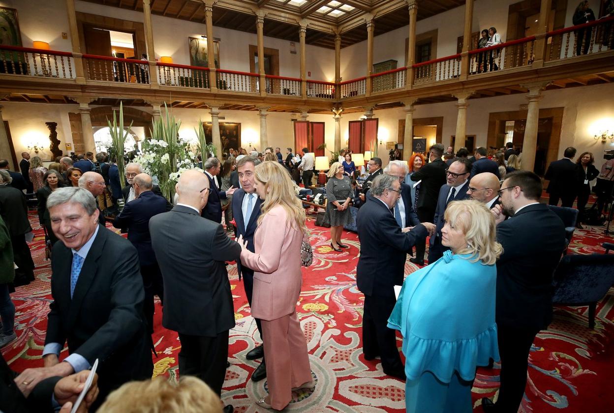 Representantes.Miembros destacados del mundo empresarial, político y social se dieron cita en el hall del Reconquista. 