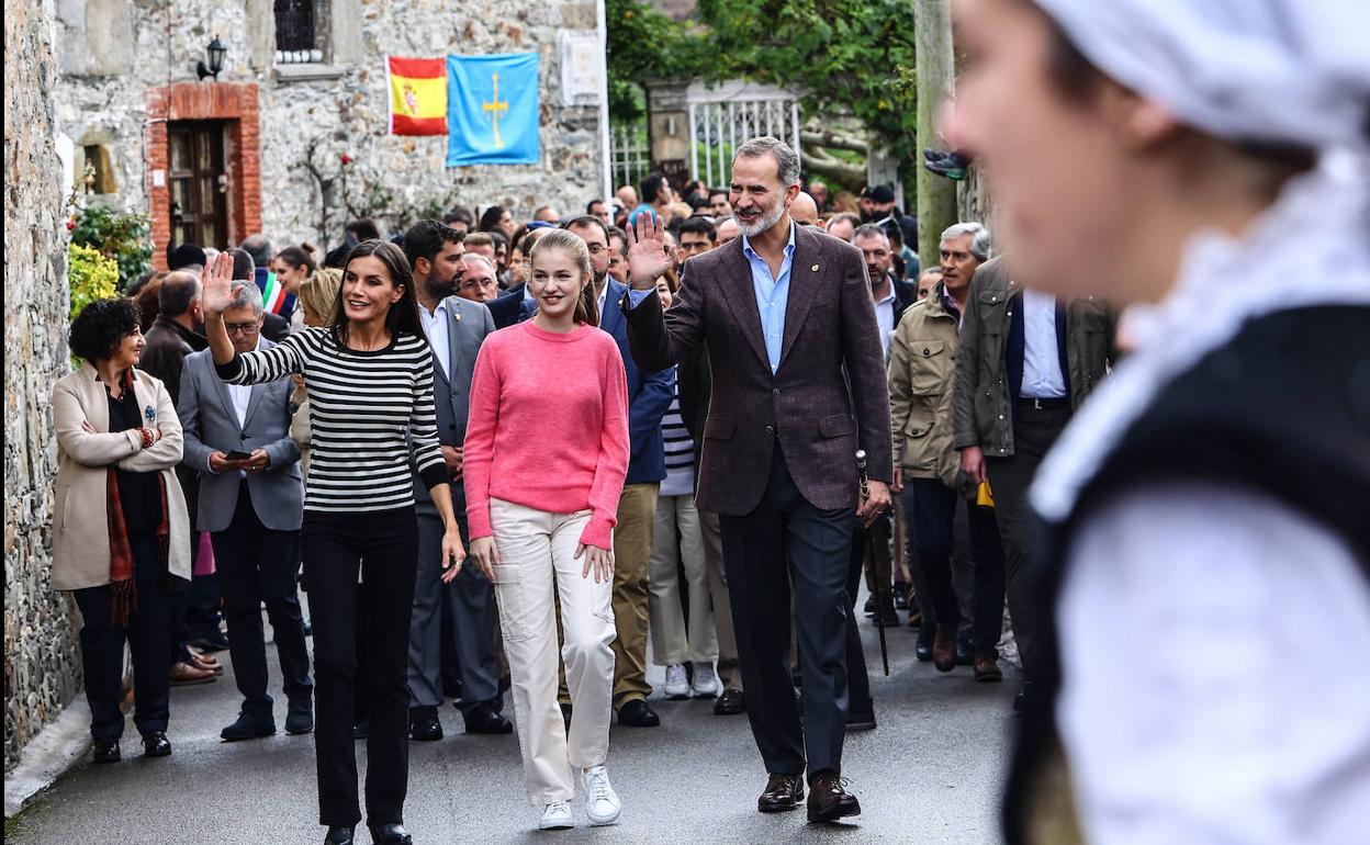 Los Reyes y la Princesa Leonor durante su visita a Cadavedo, Pueblo Ejemplar de Asturias 2022.