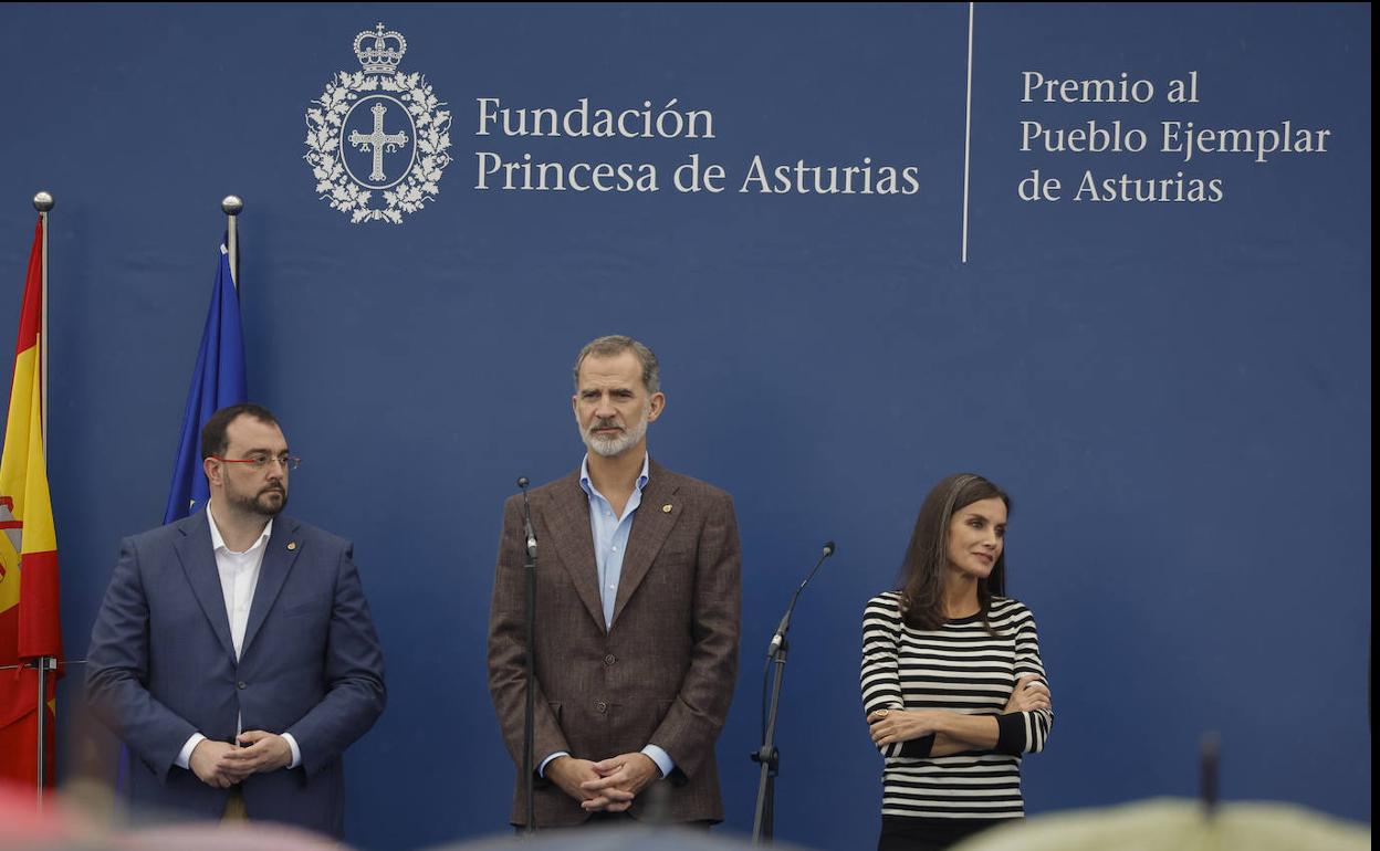 Los Reyes durante el discurso de entrega del Premio Pueblo Ejemplar a Cadavedo.