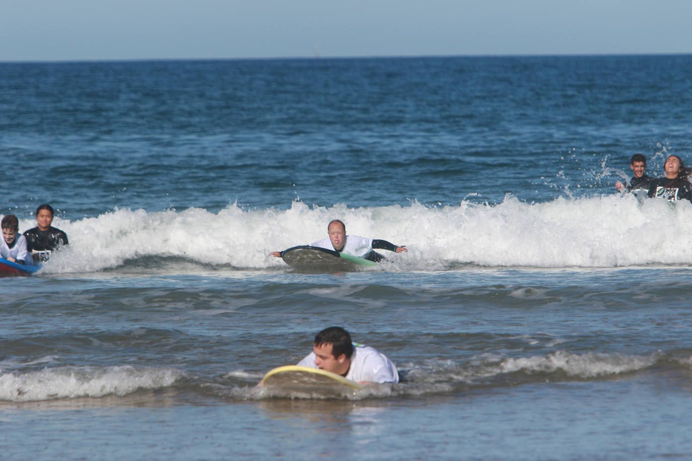 Fotos: Surf inclusivo en San Lorenzo