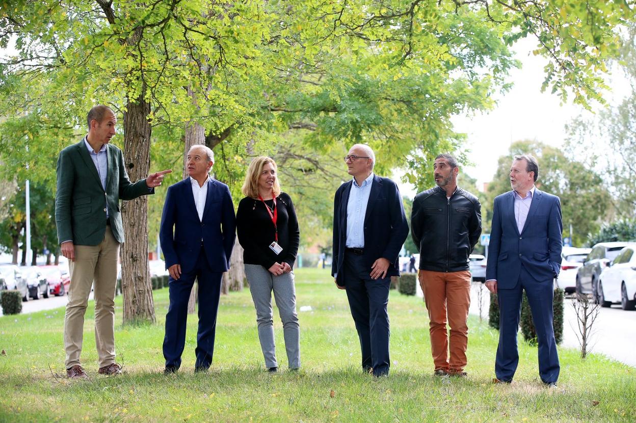 Rubén Pérez Sobrino (Seresco), Tomás Borja y Maite Peña (Ricoh), Enrique Jáimez (Clúster TIC), David Álvarez (Sispyme) y Marcelino Cortina (Treelogic). 