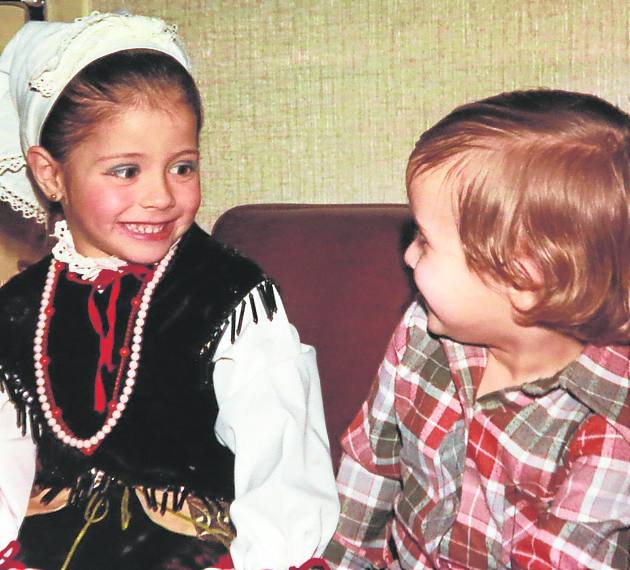 Vestida de asturiana, junto a su hermano