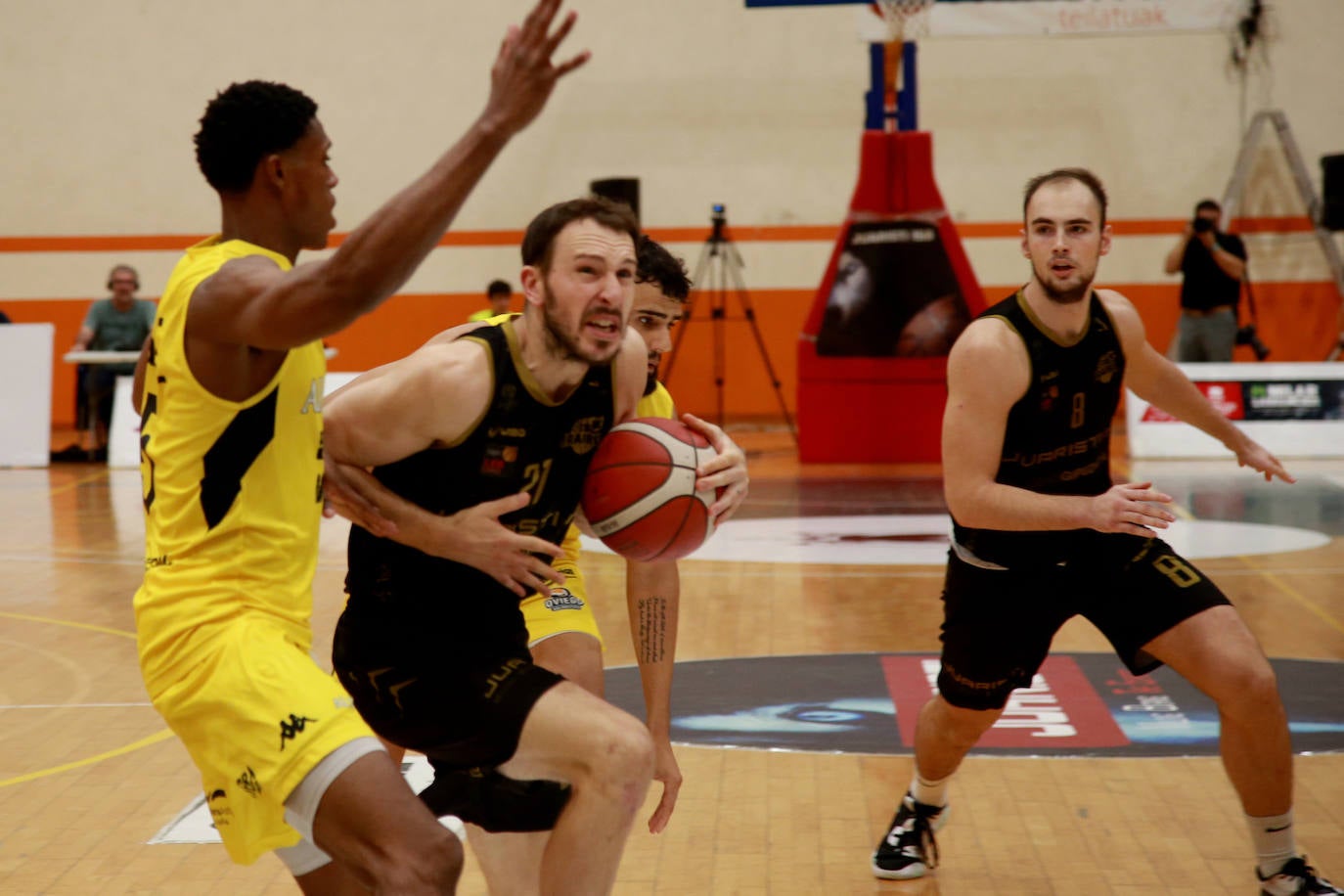 Un momento del encuentro entre el Alimerka Oviedo Baloncesto y el Juaristi.