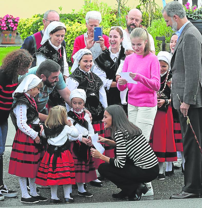 Imagen secundaria 1 - La Princesa plantó un texu junto a Edu Coronas. La Reina fue especialmente cariñosa con los más pequeños. Don Felipe –con el bastón de mando del concejo de Valdés– y su primogénita, a su llegada a Cadavéu. Tras ellos, Berta Piñán,Delia Losa, Óscar Pérez y Adrián Barbón. 