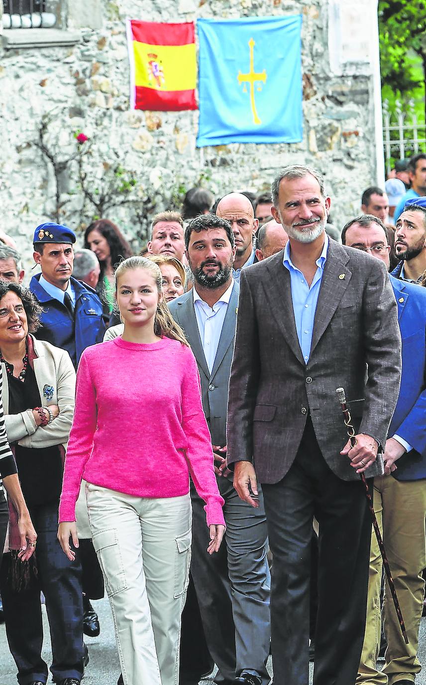 Imagen secundaria 2 - La Princesa plantó un texu junto a Edu Coronas. La Reina fue especialmente cariñosa con los más pequeños. Don Felipe –con el bastón de mando del concejo de Valdés– y su primogénita, a su llegada a Cadavéu. Tras ellos, Berta Piñán,Delia Losa, Óscar Pérez y Adrián Barbón. 