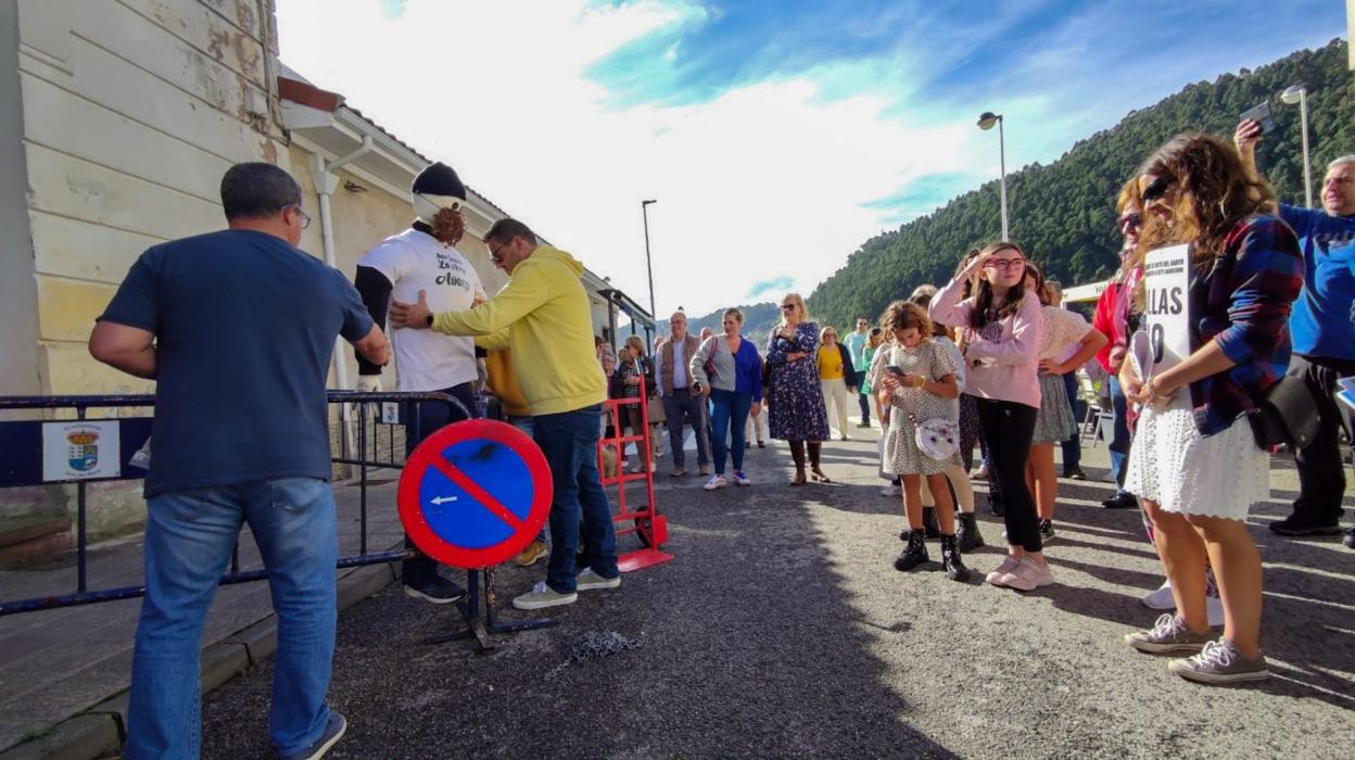 Los vecinos de La Arena encadenaron un muñeco a las vallas que rodean la antigua conservera Lis en señal de protesta contra el gobierno local. 