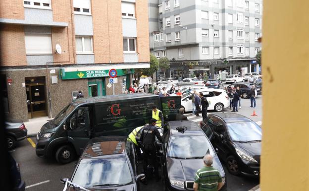 La Policía, durante la investigación del caso. 