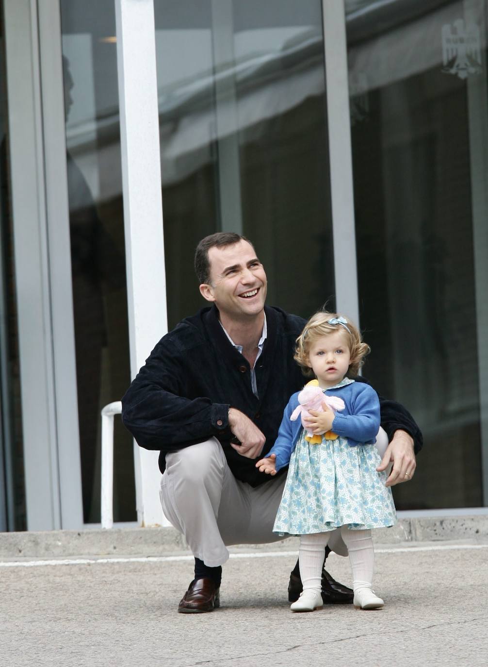 El principe Felipe llega junto a la infanta Leonor, el 1 de mayo de 2007, a la clínica Ruber Internacional donde dio a luz la princesa Letizia a su segunda hija. 