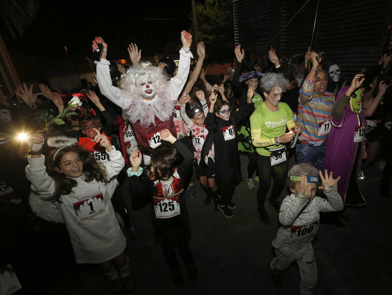 Fotos: Monstruos y zombis en una terrorífica carrera en Gijón