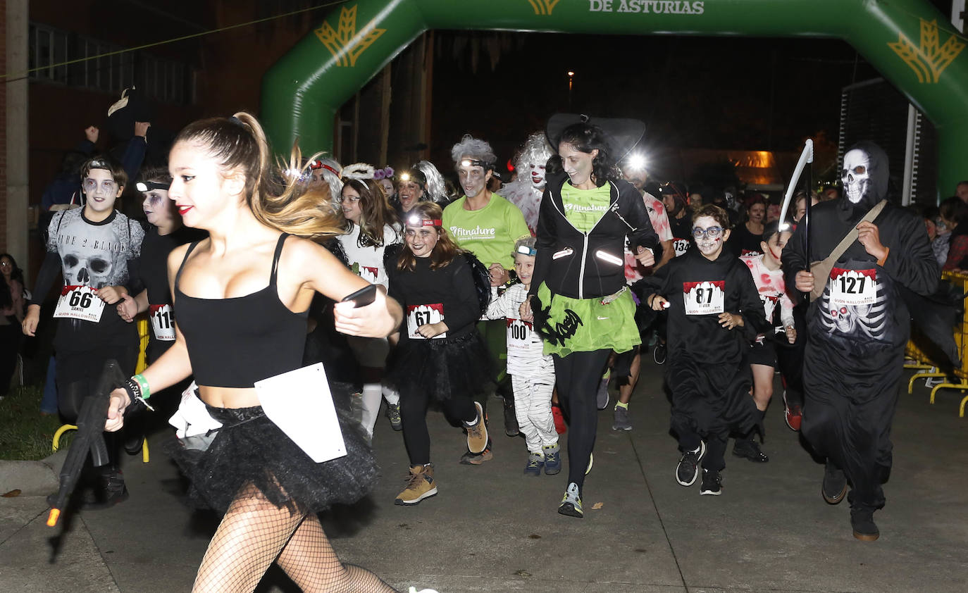 Fotos: Monstruos y zombis en una terrorífica carrera en Gijón