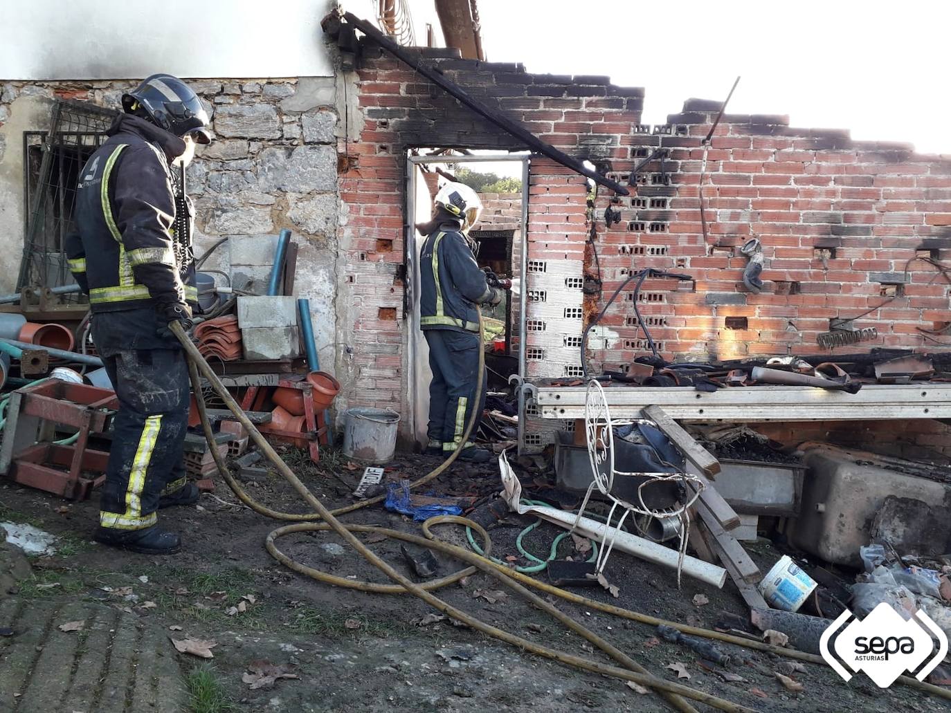 Bomberos durante las labores de extinción del fuego.