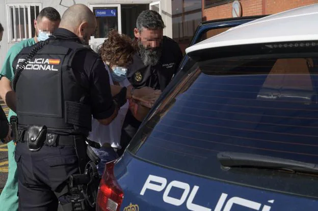 Noemí Martínez Largo, detenida por el asesinato de su hija, es introducida en le coche patrulla a la salida del Hospital de Jove. En el vídeo: Declaraciones del padre de la niña.