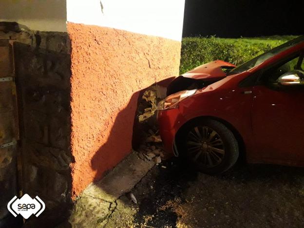 Fallece un vecino de Lastres al empotrarse con su coche contra el muro de una casa