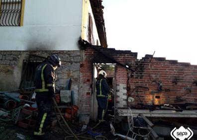 Imagen secundaria 1 - Operarios de emergencias durante las labores de extinción del fuego.