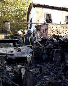 Imagen secundaria 2 - Operarios de emergencias durante las labores de extinción del fuego.