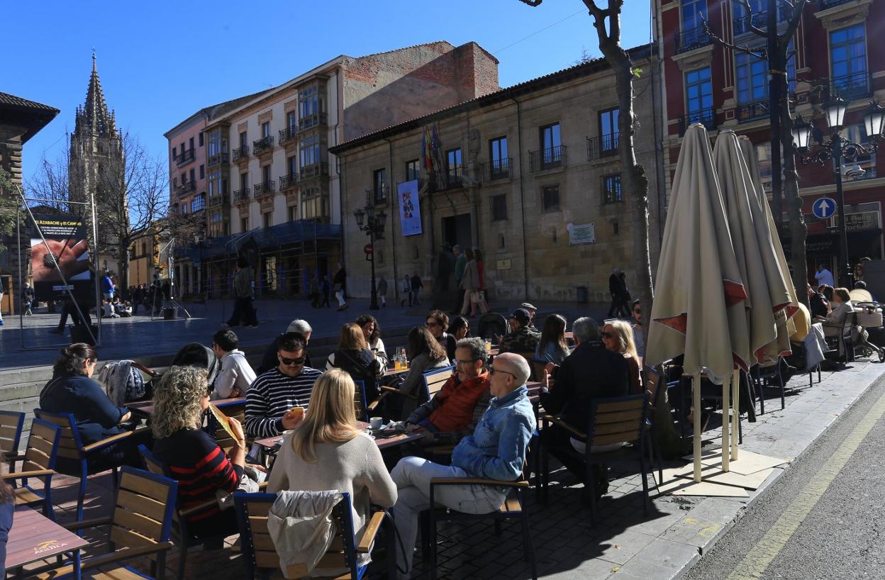 Una terraza del Oviedo Antiguo, ayer, llena de clientes. 