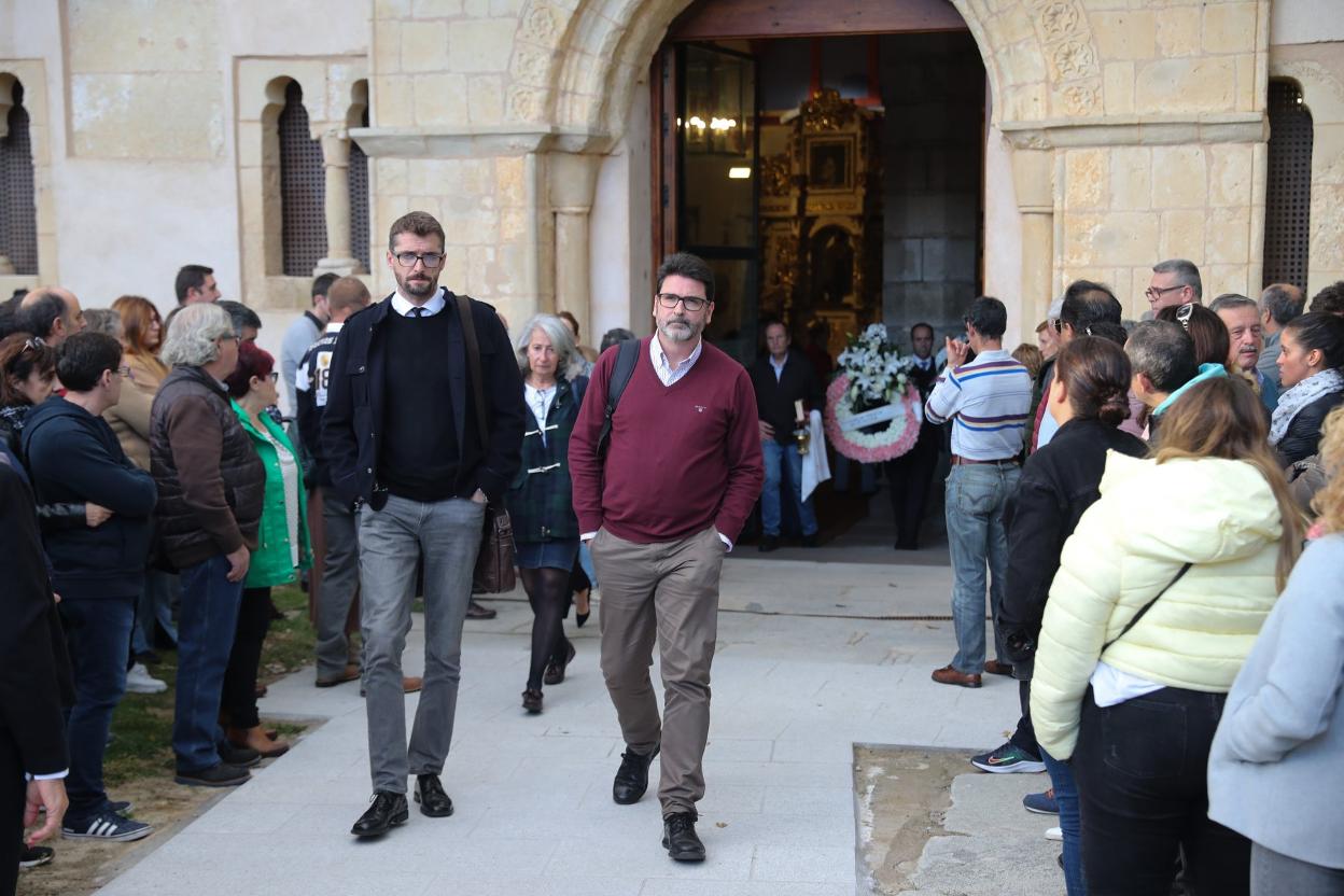 Aitor Castaño y Simón Cortina, salen de la iglesia tras el funeral . 