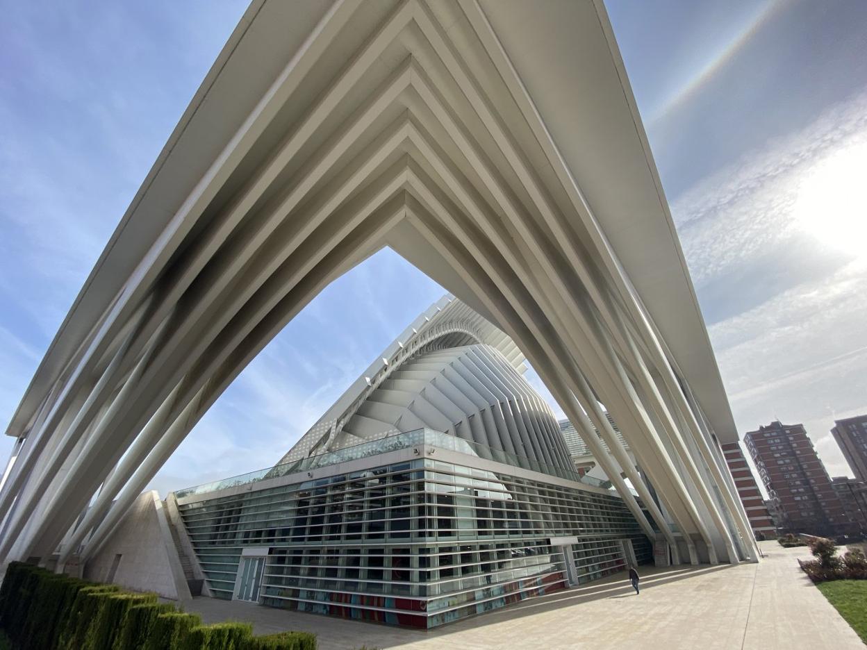 Una persona pasea por el solitario recinto del edificio Calatrava, en cuyo interior se encuentra el centro comercial Modoo. 