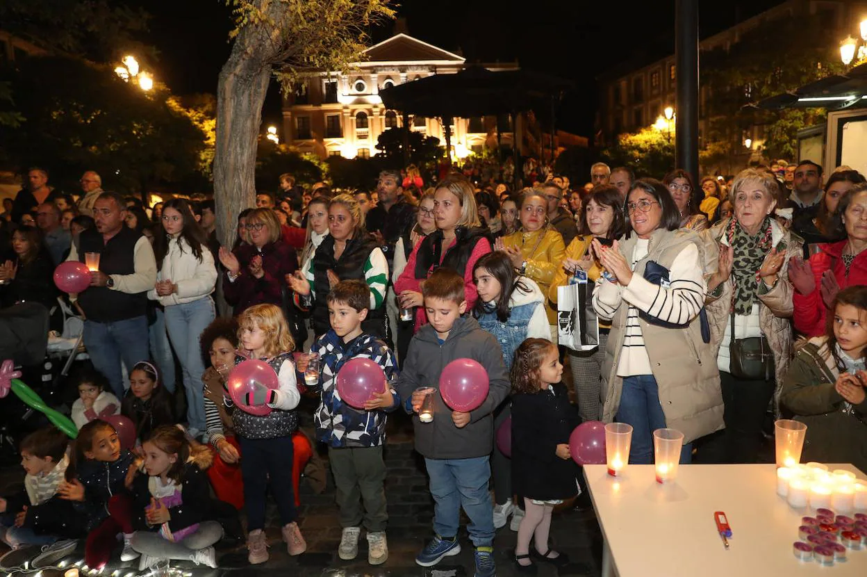 Asistentes a la concentración en repulsa por la muerte de Olivia celebrada en Segovia