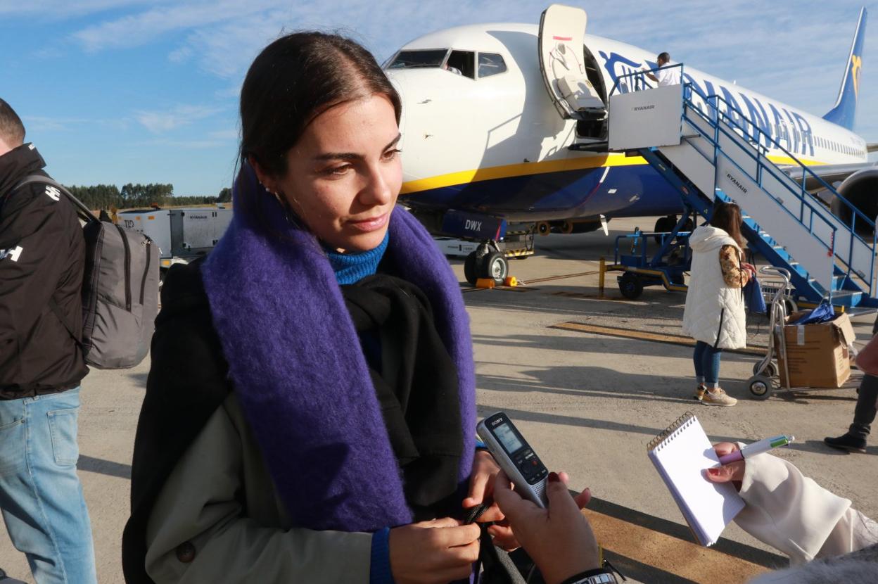 Sara Fiallega, primera pasajera en pisar el aeropuerto de Asturias del vuelo procedente de Dublín. 