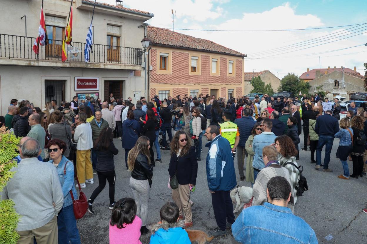 Vecinos en la concentración delante del ayuntamiento de Torrecaballeros. 