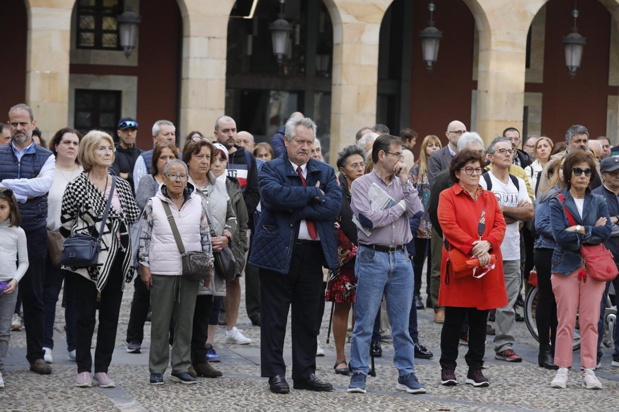 Decenas de asistentes a la concentración en recuerdo de Olivia, ayer, en la plaza Mayor. 