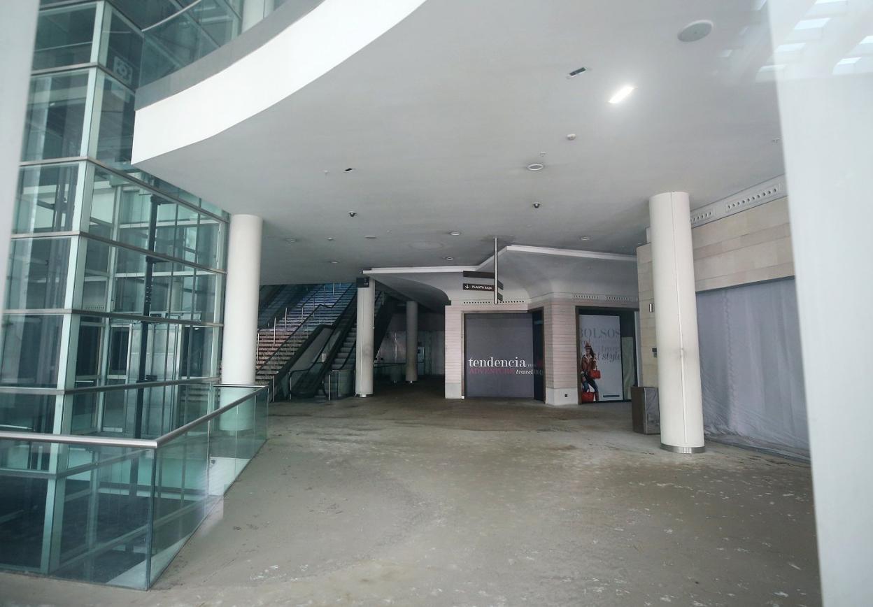 Una vista del interior del centro comercial del Calatrava, cerrado a cal y canto desde 2019 y cada vez más deteriorado. 