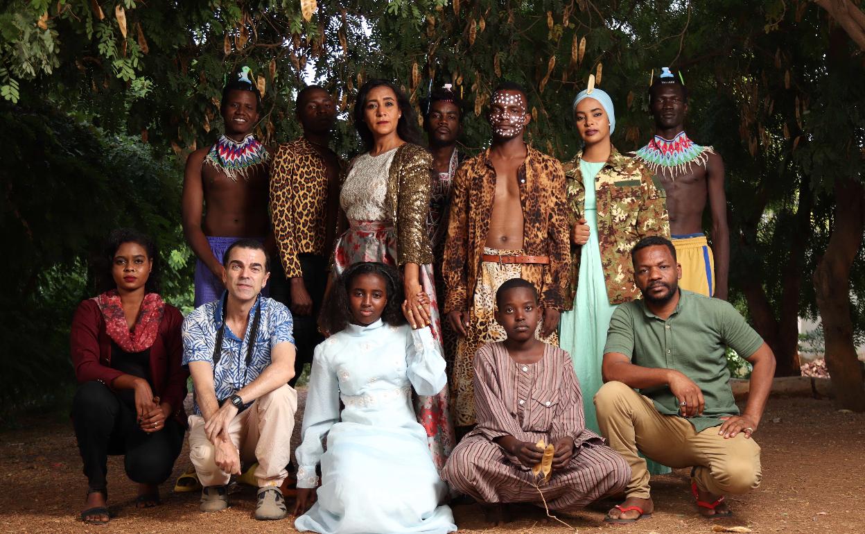 Foto de grupo de Marco Magoa con todo el elenco de la función que hoy se estrena. 