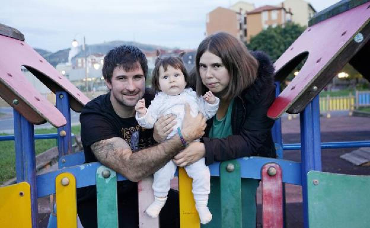 Haizea Olleta y Ekaitz Saez juegan con la pequeña en un parque de Zorroza.