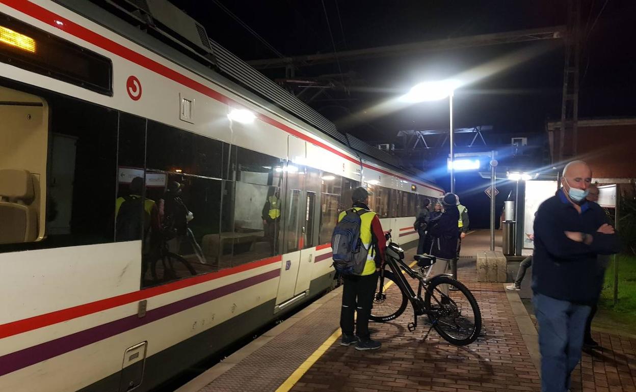Un tren de cercanías en Veriña que no puede avanzar a consecuencia del descarrilamiento. 