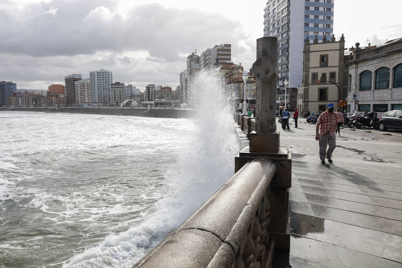 Fotos: Las olas, protagonistas en Gijón