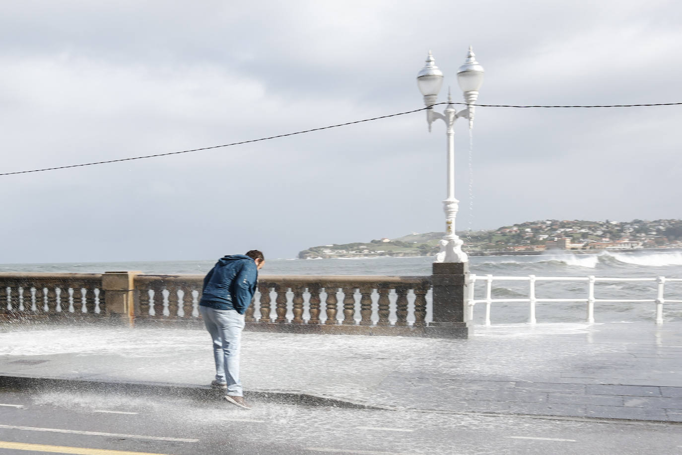 Fotos: Las olas, protagonistas en Gijón