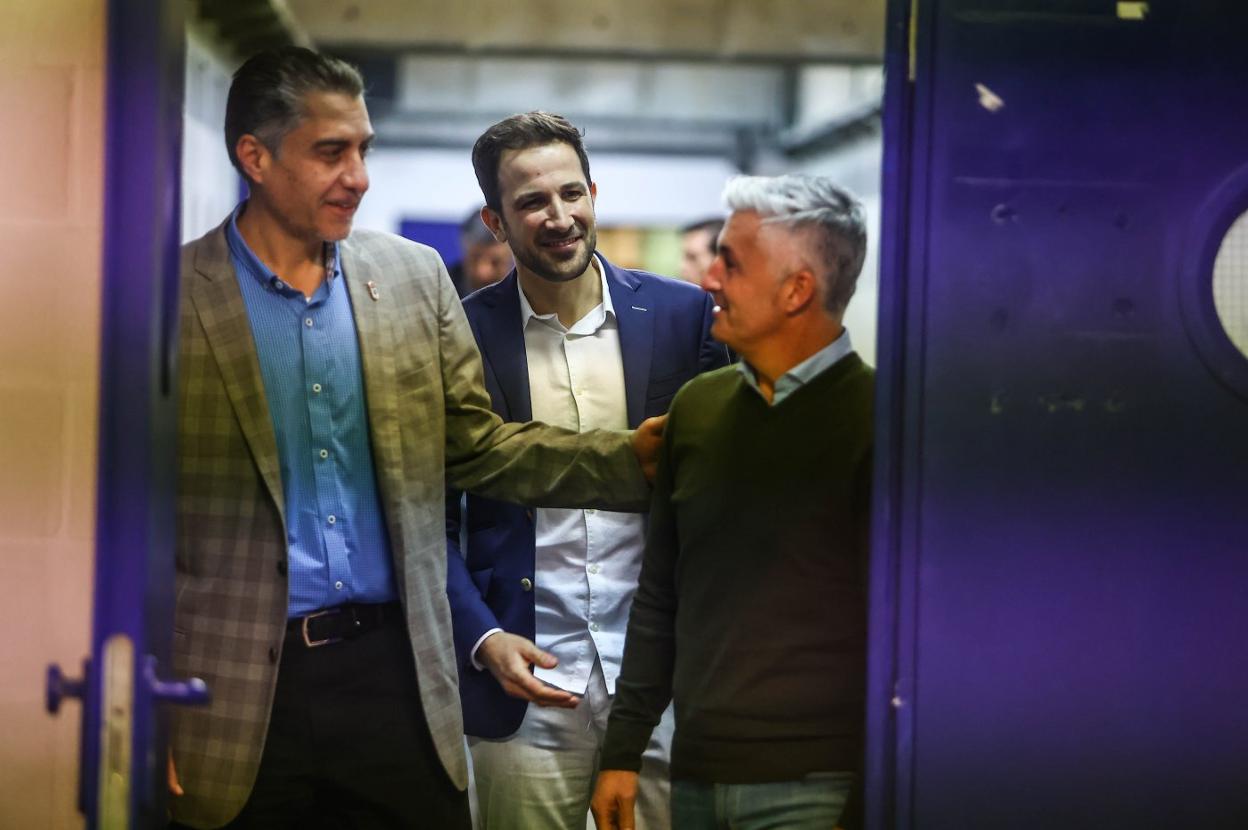 El presidente Martín Peláez, el director general Agustín Lleida y el nuevo director deportivo Roberto Suárez, en el Carlos Tartiere.