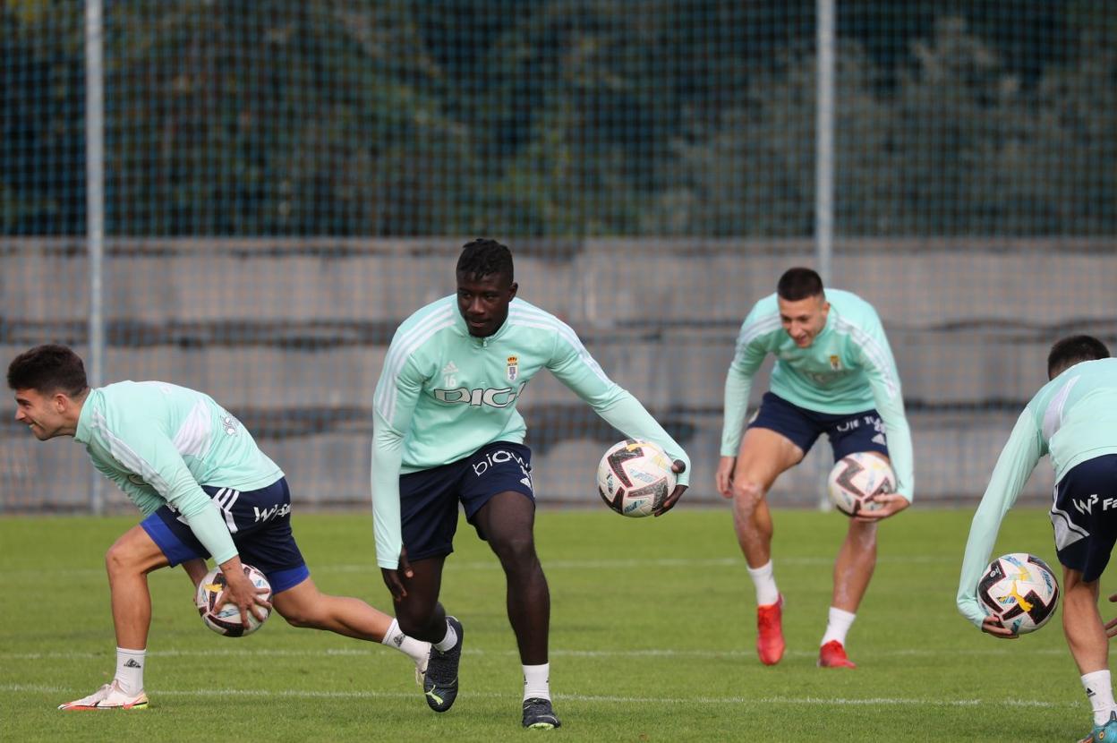 Obeng realiza un ejercicio durante un entrenamiento en El Requexón, junto a Jimmy y Abel Bretones.