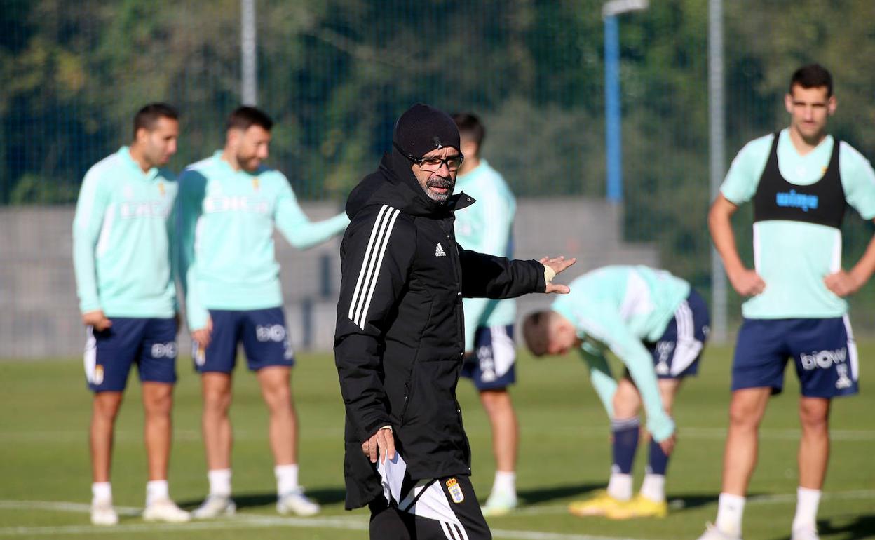 Cervera da indicaciones a sus jugadores en el entrenamiento de este sábado. 