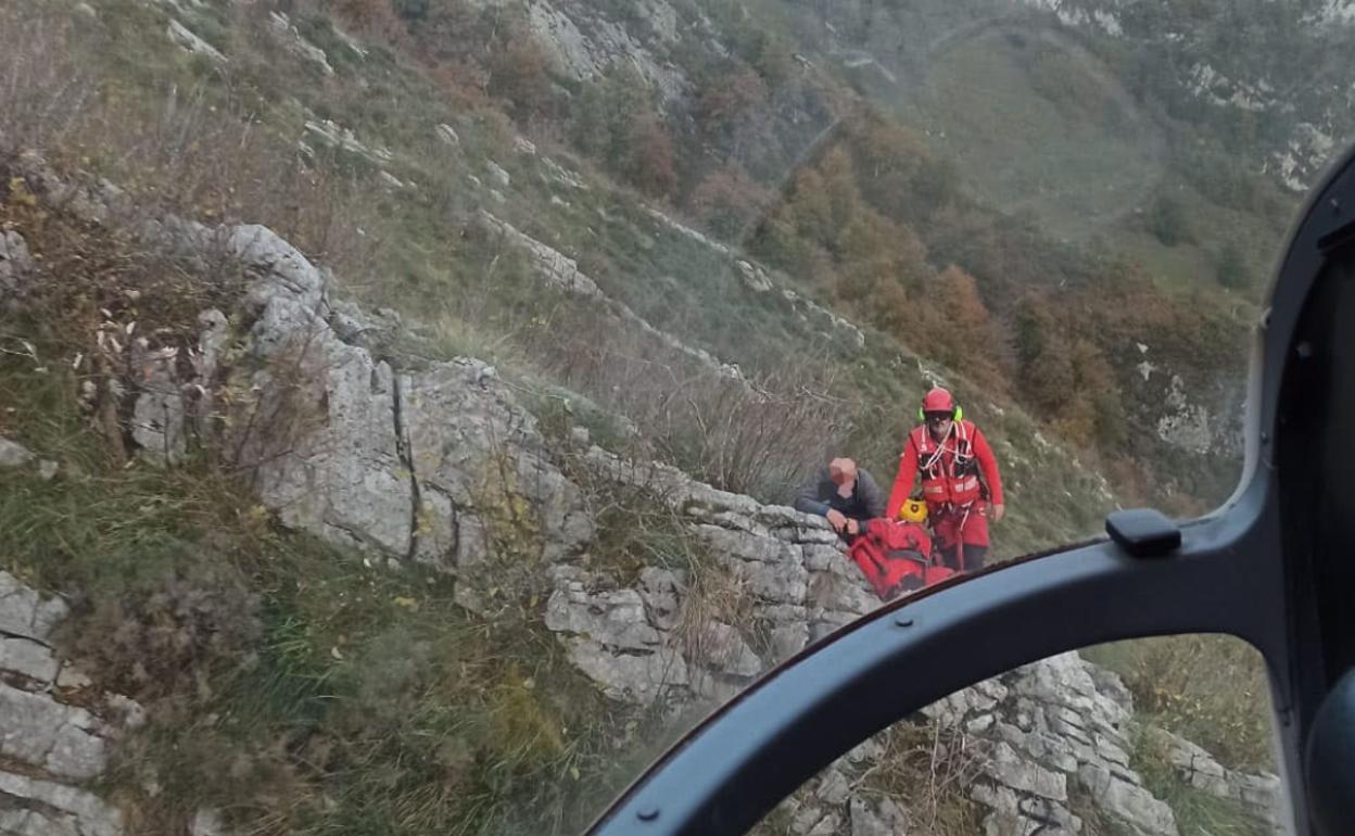 Rescatan a un grupo de doce personas en una ruta de montaña en Ponga
