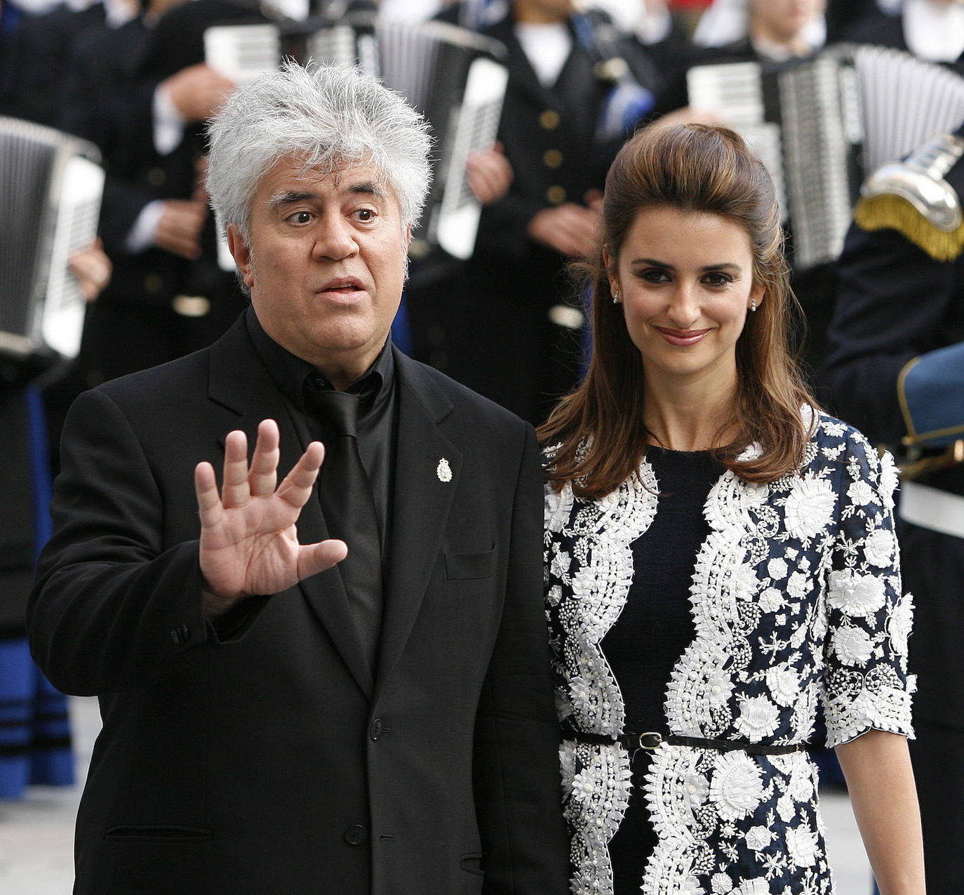 El director Pedro Almodóvar y la española Penélope Cruz posando juntos en la alfombra azul de Oviedo en octubre de 2006, durante los Premios Príncipe de Asturias. 