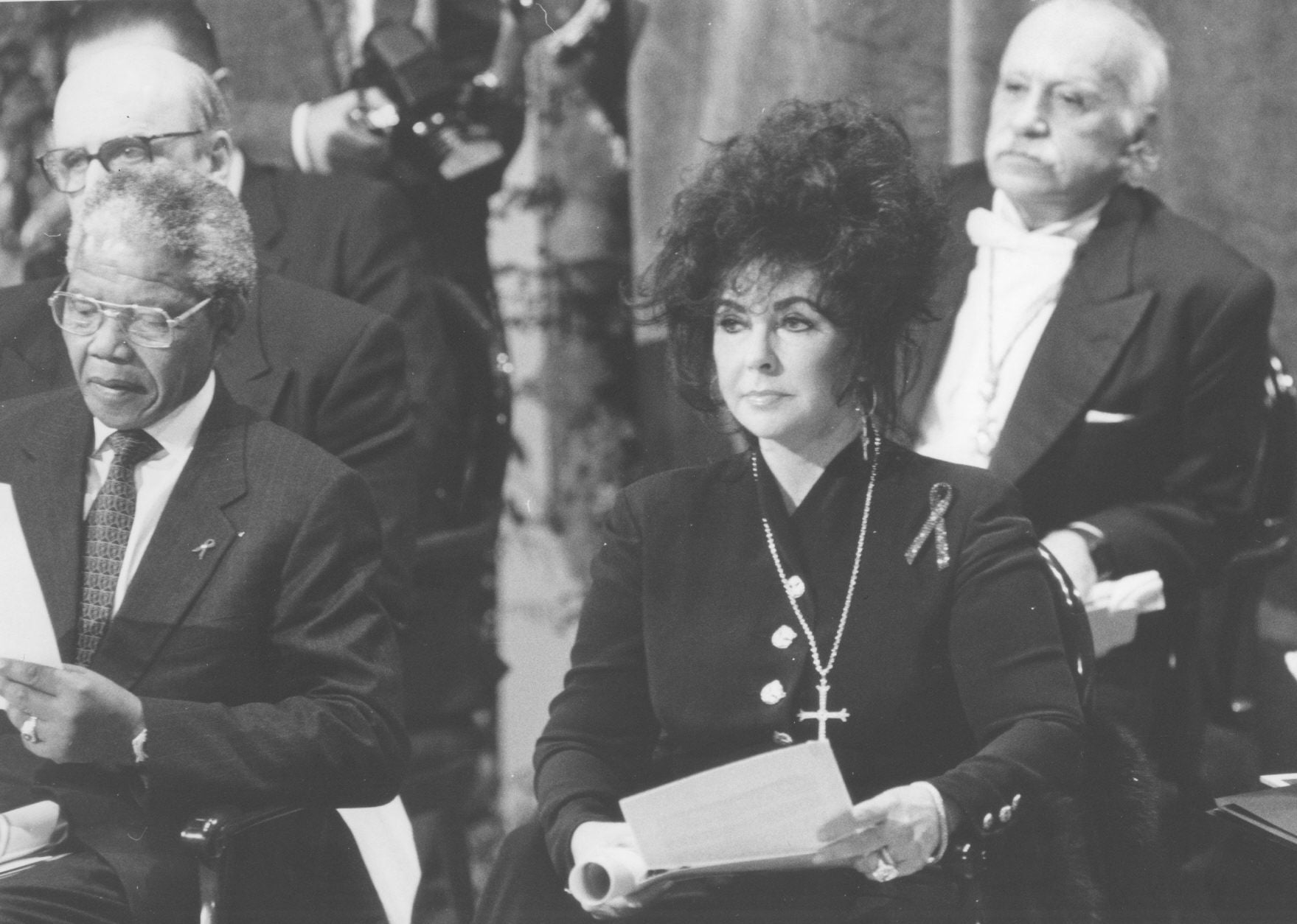 La actriz fue galardonada con el Premio Príncipe de Asturias de la Concordia en 1992. Una edición en la que Nelson Mandela (izd.) obtuvo el premio de Cooperación Internacional. 