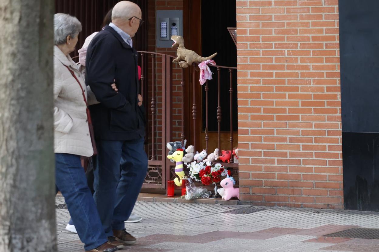 Portal del piso de la avenida Gaspar García Laviana en el que fue asesinada Olivia. Su padre colocó el viernes uno de sus peluches, un dinosaurio, en la verja. 