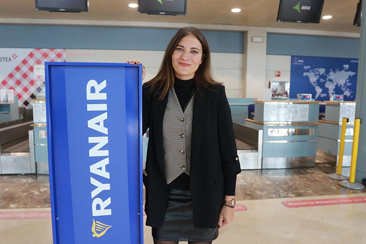 Elena Cabrera, portavoz de Ryanair para España y Portugal, en el aeropuerto de Asturias. 