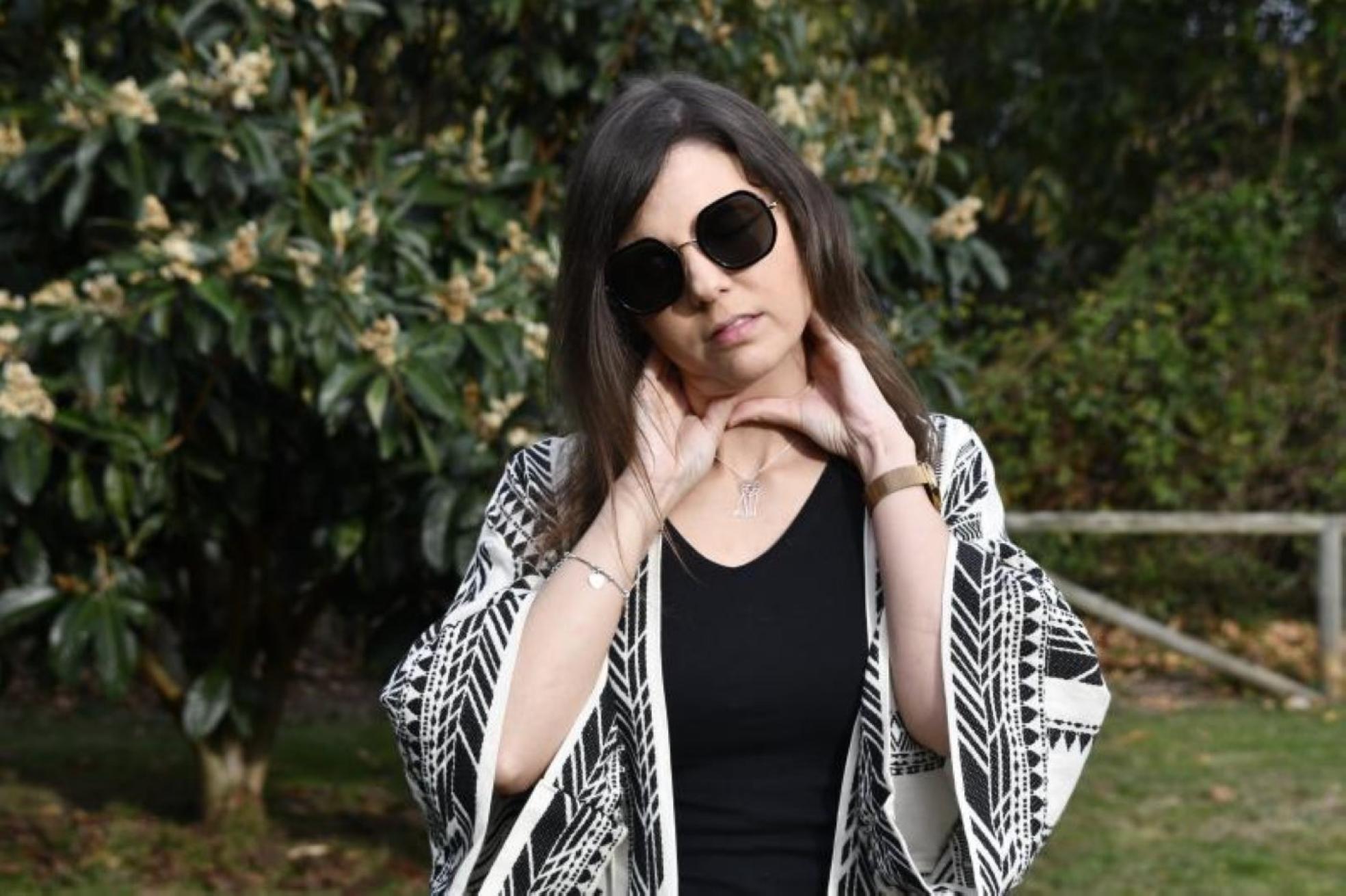 Jennifer tiene fibromialgia y los episodios de migraña le obligan a llevar gafas oscuras durante el día. 