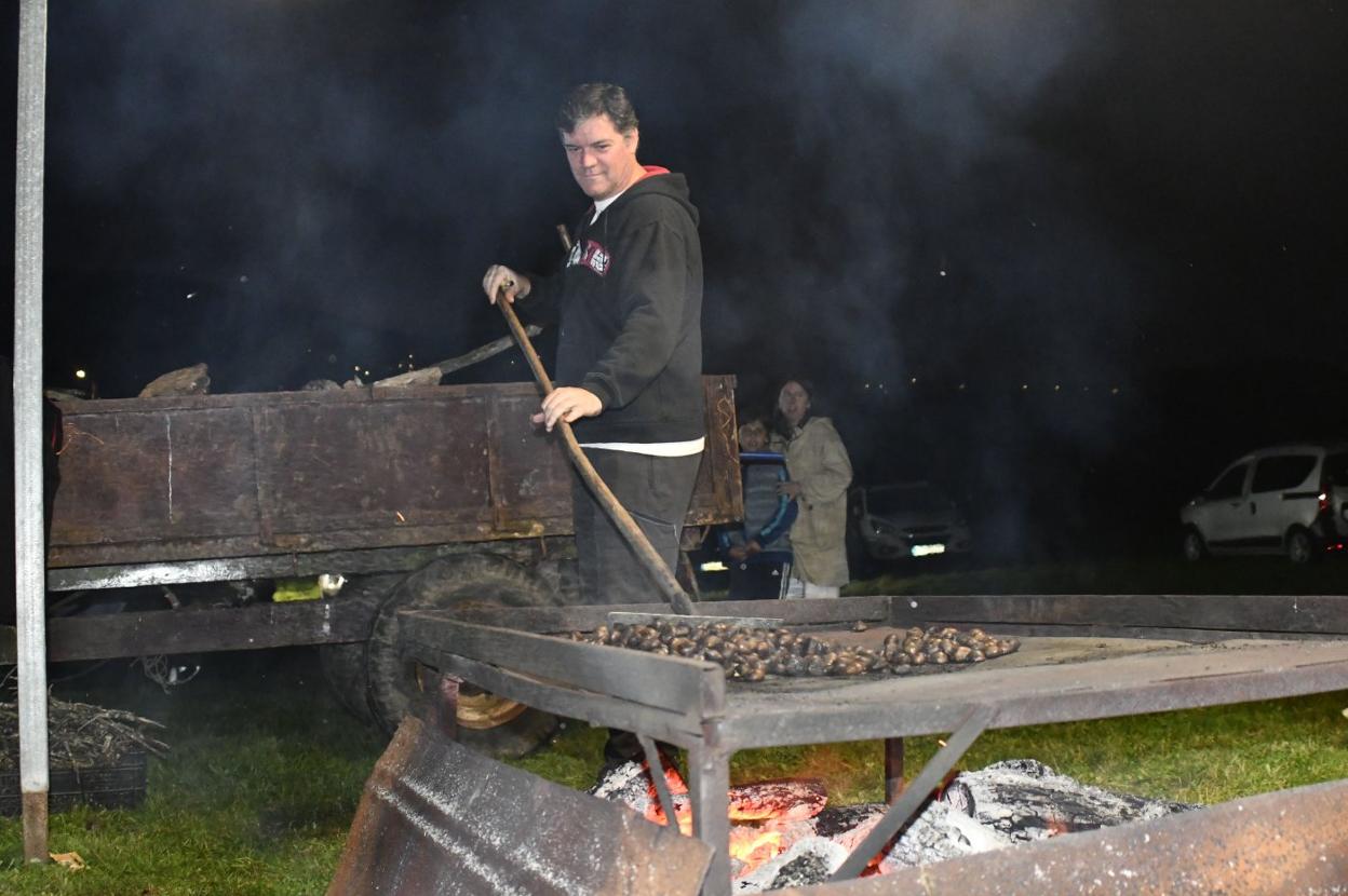 Asando castañas para su degustación. 