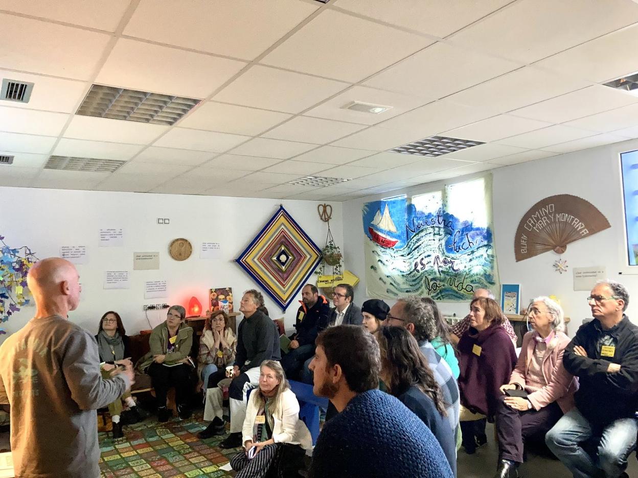 Varias decenas de personas acudieron al encuentro semestral de asociaciones de noroccidente en el albergue municipal de Vegadeo. 