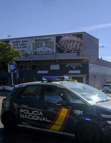 Imagen secundaria 2 - Arriba, una ambulancia en el Restaurante El Rancho de Torrejón de Ardoz. Debajo, restos de sangre sobre el asfalto donde tuvo lugar el atropello. Por último, un coche de Policía vigila el lugar del suceso. 