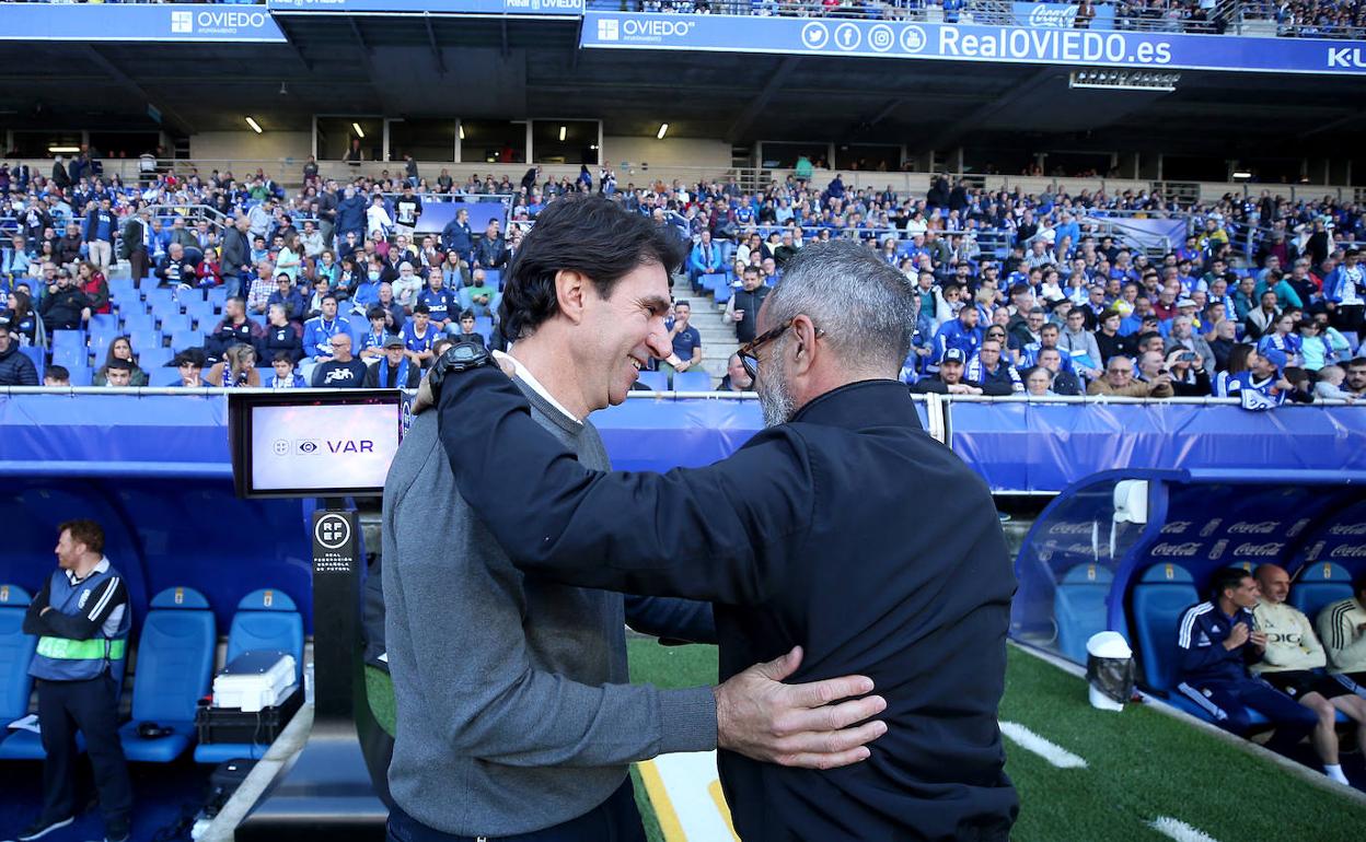 Los entrenadores Aitor Karanka y Álvaro Cervera se saludan antes del inicio del encuentro. 