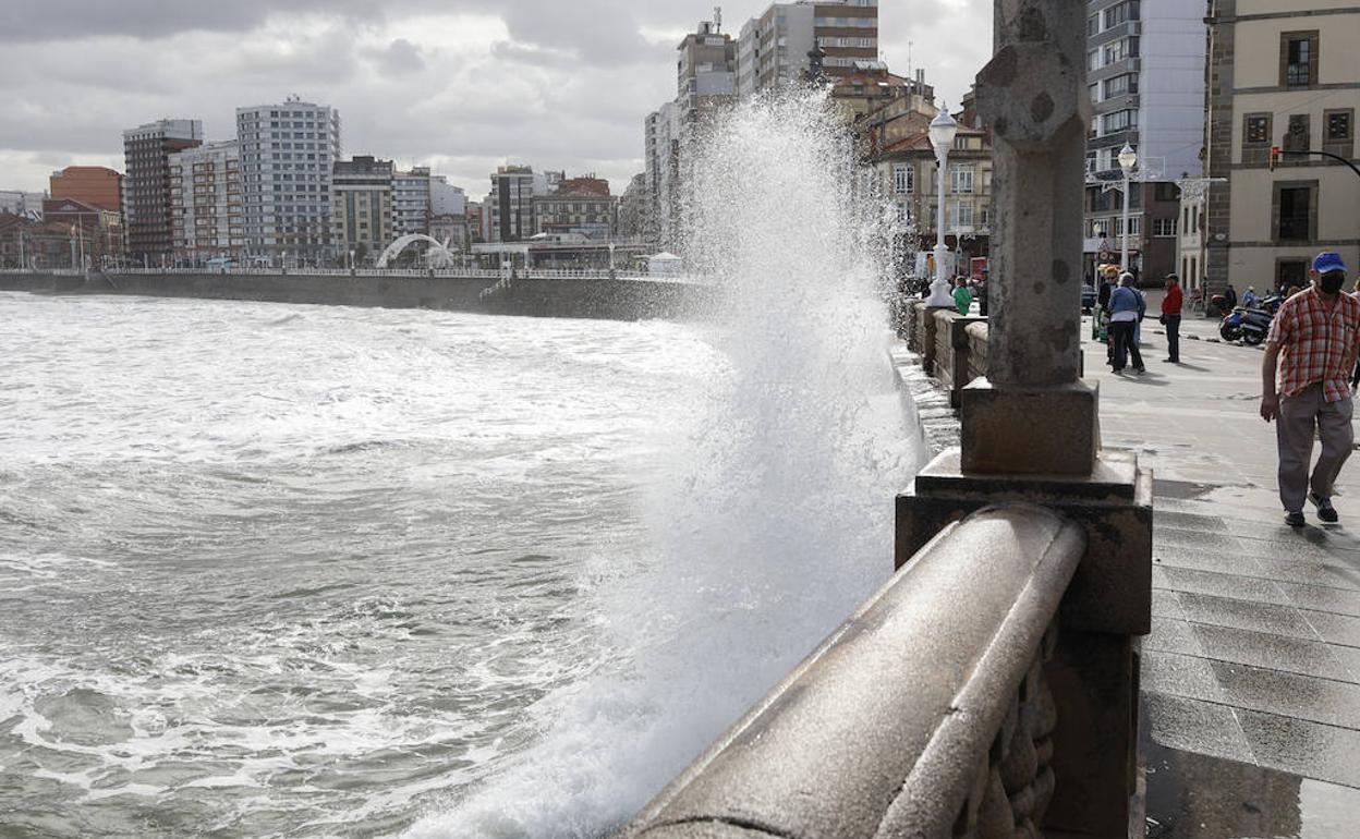 Fuerte oleaje en la playa de San Lorenzo, en Gijón.