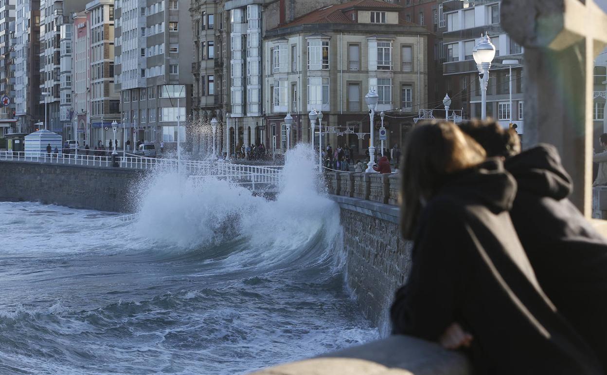 Fuerte oleaje en Gijón, durante la jornada dominical.